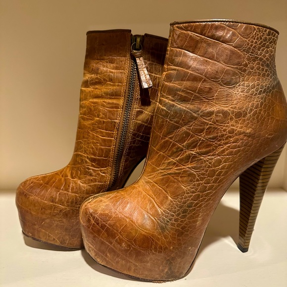 ALICE AND OLIVIA embossed leather boots size 7 1/2 - Picture 2 of 5